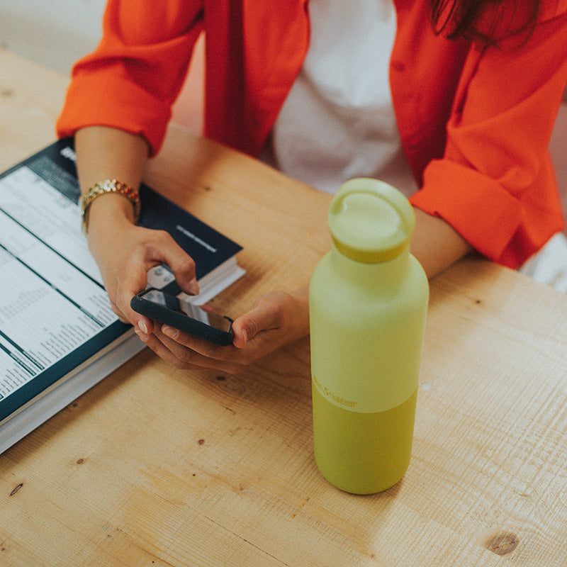 daily-on-the-go-set-w8 20oz_rise_classic_insulated_bottle_acacia_worker_phone_square.jpg