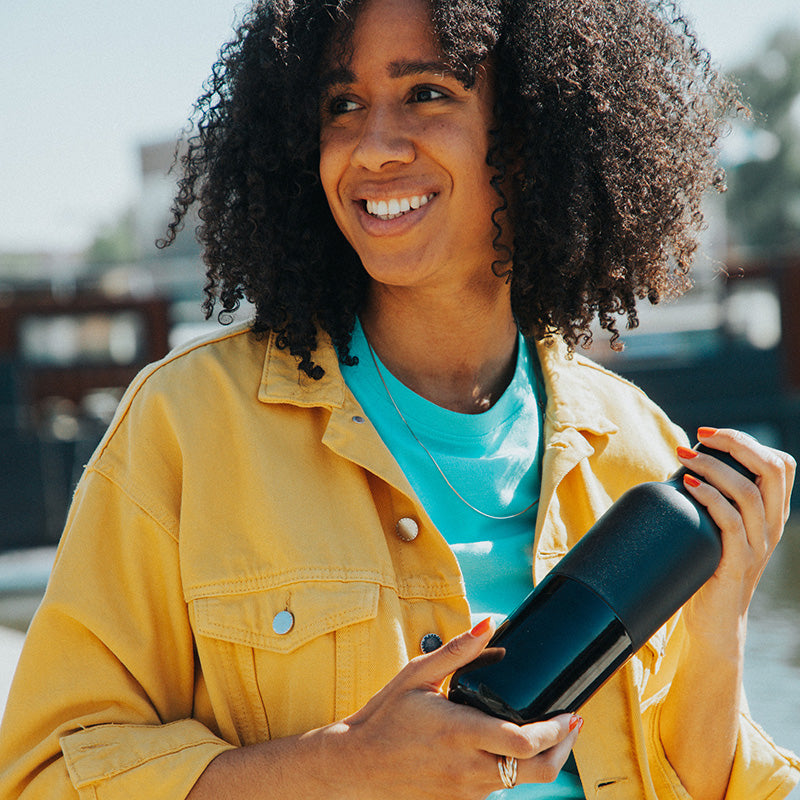 20oz-rise-classic-with-arch-loop-cap-c9 20oz_rise_classic_insulated_bottle_black_woman_smile_square.jpg
